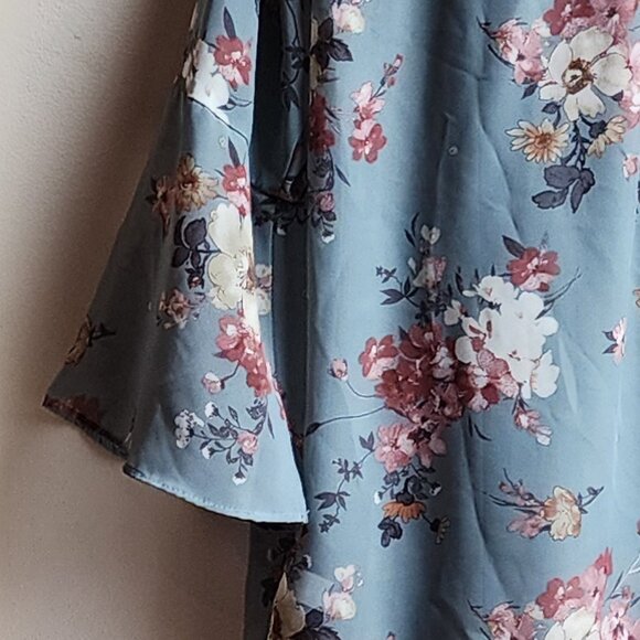 Apt. 9 Floral Blue/Gray V-Neck Blouse Size Medium - Picture 14 of 16